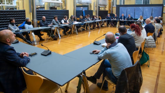 Nächste Woche gehen die Verhandlungen zum Bereichsübergreifenden Kollektivvertrag weiter: Im Bild das heutige Treffen von LH Kompatscher mit der Delegation der öffentlichen Verwaltung und den Gewerkschaftsorganisationen. (Foto: LPA/Fabio Brucculeri)