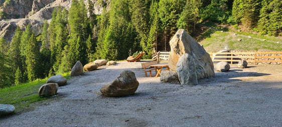 Ein neu angelegter Rastplatz lädt zum Verweilen am Gamperbach in Proveis ein; die Aufnahme entstand am 15. Juni. (Foto: LPA/Landesamt für Wildbach- und Lawinenverbauung Süd in der Agentur für Bevölkerungsschutz)