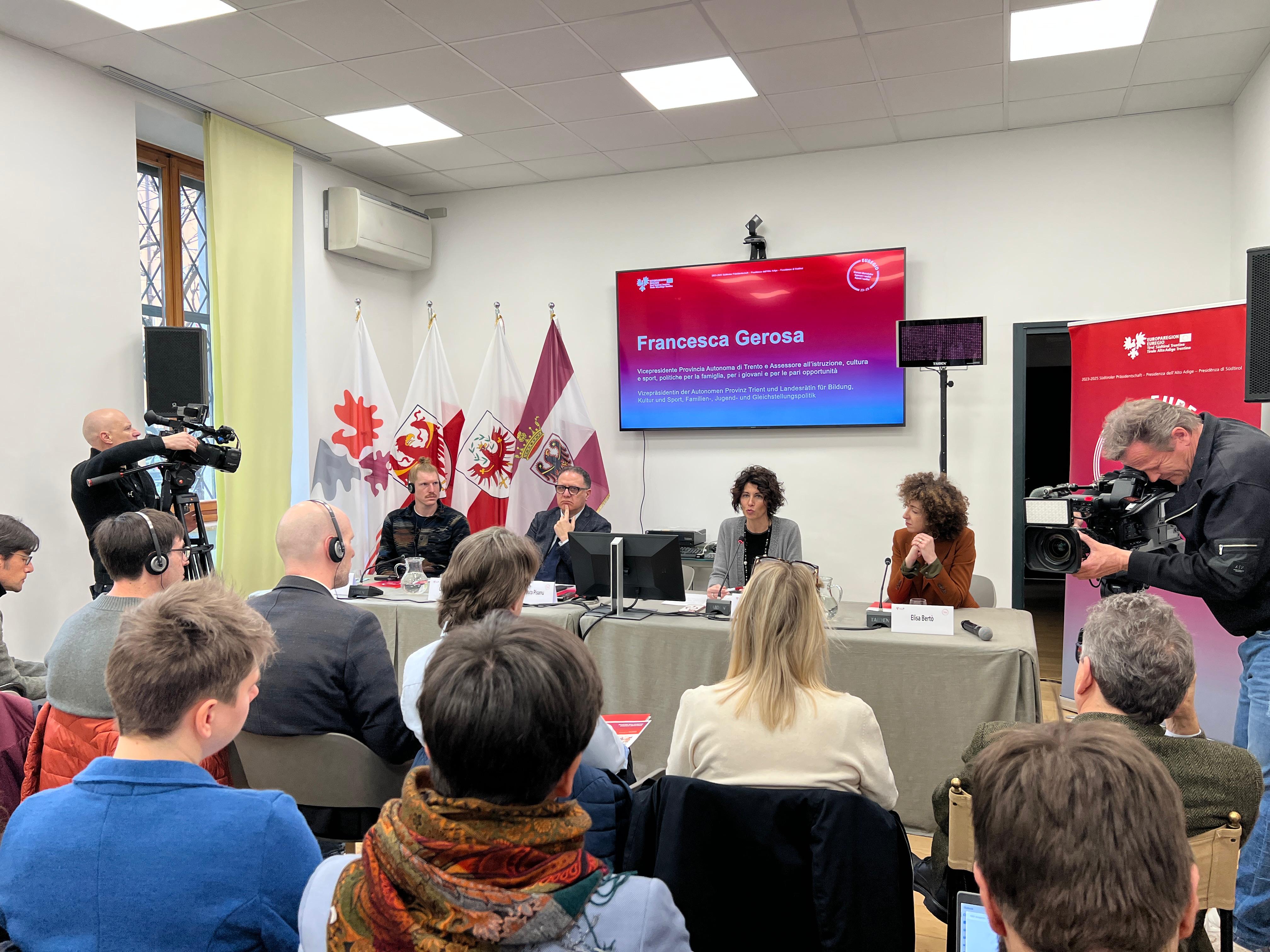 Martedì dell'Euregio sul tema “Giovani in transizione” a Casa Moggioli con (nella foto da sinistra) Lukas Mayr (AMG Tirolo), Giuseppe Rizza (dirigente scolastico della Provincia di Trento), Francesca Gerosa (vicepresidente della Giunta provinciale e assessora all'istruzione) ed Elisa Bertò (Segreteria generale dell'Euregio). (Foto: Euregio)
