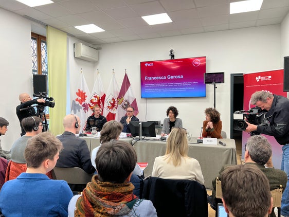 Martedì dell'Euregio sul tema “Giovani in transizione” a Casa Moggioli con (nella foto da sinistra) Lukas Mayr (AMG Tirolo), Giuseppe Rizza (dirigente scolastico della Provincia di Trento), Francesca Gerosa (vicepresidente della Giunta provinciale e assessora all'istruzione) ed Elisa Bertò (Segreteria generale dell'Euregio). (Foto: Euregio)