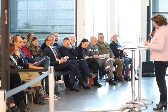 I custodi dei Beni culturali negli archivi, nei depositi, nelle biblioteche, nelle gallerie, nelle chiese, nei musei e negli edifici storici svolgono un compito di grande responsabilità, ha sottolineato Maria Hochgruber Kuenzer, assessora provinciale ai Beni culturali (Foto: ASP/Maja Clara)