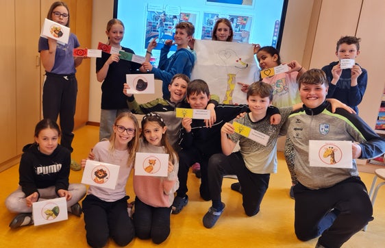 Die Siegerklasse der Grundschule St. Martin in Passeier hat mit ihrem Comic "Richtig streiten – aber wie" beim Wettbewerb "Politische Bildung" 1500 Euro gewonnen. (Foto: LPA/Charlotte Pichler)