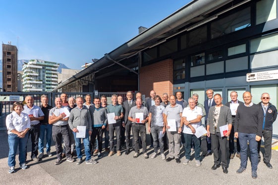Foto di gruppo degli operai in pensione del settore provinciale dei Bacini montani con il presidente della Provincia e assessore provinciale alla Protezione civile Arno Kompatscher, il direttore dell’Agenzia per la Protezione civile Klaus Unterweger, il direttore dell’Area funzionale Bacini montani Fabio De Polo e i direttori degli uffici Sistemazione bacini montani delle quattro zone: Michael Baumgartner (zona est), Peter Egger (zona ovest), Thomas Thaler (zona sud) e Philipp Walder (zona nord). (Foto: USP/Othmar Seehauser)