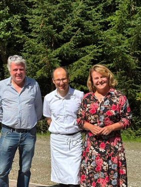 In Martell sprach Genossenschaftslandesrätin Rosmarie Pamer (rechts) mit dem Obmann der Bürgergenossenschaft Martell 3B, Alexander Mair, und dem Marteller Bürgermeister Georg Altstätter. (Foto: LPA/Katharina Fleischmann)