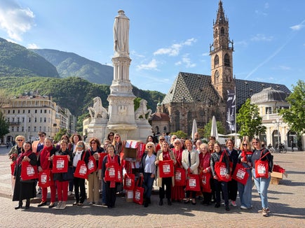 Parlate di soldi!: questo è il messaggio che le partecipanti al flash mob hanno rivolto alle numerose donne presenti il 17 aprile in Piazza Walther a Bolzano. La Commissione provinciale per le pari opportunità per le donne e il Servizio donna hanno organizzato l’iniziativa per richiamare l’attenzione sull’Equal Pay Day, denunciando il divario salariale tra uomini e donne ancora esistente. (Foto: USP/Gabriel Marciano)