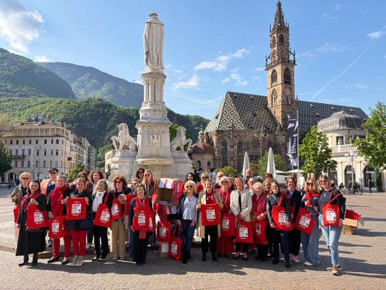"Sprecht über Geld!": Diese Botschaft gaben die Teilnehmerinnen des Flashmobs zahlreichen Frauen mit auf den Weg, die am 17. April auf dem Bozner Waltherplatz unterwegs waren. Der Landesbeirat für Chancengleichheit für Frauen und das Frauenbüro machten mit der Aktion auf den Equal Pay Day aufmerksam, der die immer noch bestehende Lohnschere zwischen Mann und Frau anprangert. (Foto: LPA/Gabriel Marciano)