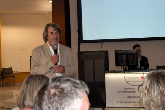 La visita dell'assessore provinciale alla Prevenzione sanitaria e salute Hubert Messner all'Ospedale di Bolzano ha concluso una serie di incontri in tutti e sette gli Ospedali dell'Alto Adige. “Siamo un territorio con sette sedi ospedaliere. Per garantire un'assistenza sanitaria di qualità, in futuro saranno necessari una maggiore collaborazione, networking e competenze chiare”, ha sottolineato Messner. (Foto: USP/Angelika Schrott)