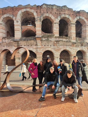  Nell'ambito dell'esperienza didattica tematica a Verona, gli alunni hanno visitato luoghi storici e approfondito il tema della pubblicità analizzando e soffermandosi sulle vetrine dei negozi (Foto: ASP/Centro Zuegg)