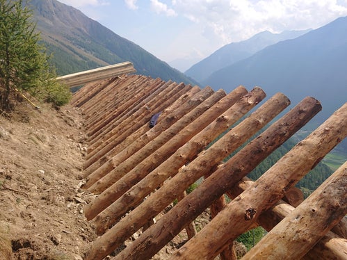 Proseguono i lavori di costruzione delle barriere antivalanghe a Hochegg in Val Senales (Foto: Agenzia per la protezione civile/Ufficio provinciale sistemazioni bacini montani ovest/Martin Eschgfäller)