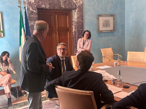 La riforma dell'autonomia è stata il tema al centro dei lavori odierni della Commissione 137 presieduta dal ministro per i Rapporti con il Parlamento Luca Ciriani (inquadrato di spalle), a cui hanno partecipato il presidente della Provincia, Arno Kompatscher (seduto a sinistra) e il ministro degli Affari regionali e le Autonomie Roberto Calderoli (in piedi a sinistra). (Foto: USP). (Foto: USP)