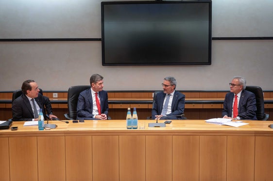 All'incontro tra il prefetto Vittorio Pisani, capo della Polizia e direttore generale della Pubblica Sicurezza (secondo da sinistra) e il presidente della Provincia Arno Kompatscher (secondo da destra) hanno partecipato anche il questore di Bolzano Giuseppe Ferrari (primo a sinistra) e il segretario generale della Provincia Eros Magnago (primo a destra). (Foto: USP/Greta Stuefer)