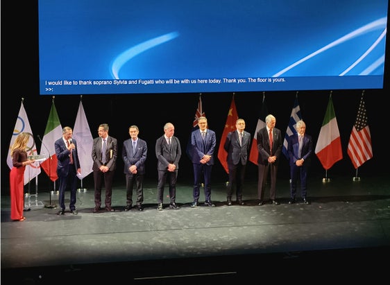 In Mailand wurde heute Vormittag im Teatro Strehler unter dem Motto "One year to go" der Auftakt zum Countdown zu den Olympischen Winterspielen 2026 gefeiert. Auch Landeshauptmann Kompatscher (6. von links) nahm daran teil. (Foto: LPA)