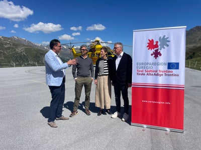 Austausch zum Bauen im Hochgebirge: (von links) Matthias Fink (Euregio), Matteo Scagnol (MoDus architects, Brixen), Doris Hallama (Stiftung Europahütte) und Rainer Noldin (Landesverband Tirol des Zentralverbands der Architekt.innen Österreichs). (Foto: Euregio/Guido Steinegger)