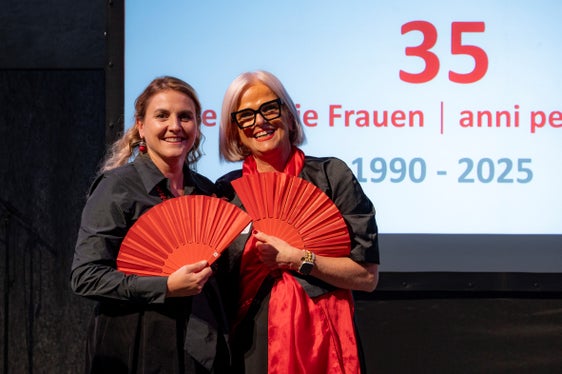 Da sinistra la presidente della Commissione provinciale per le pari opportunità per le donne, Ulrike Oberhammer, e la sua vice, Nadia Mazzardis: nei loro interventi hanno fatto un bilancio e ripercorso la storia di 35 anni di attività della Commissione. (Foto: USP/Manuela Tessaro)