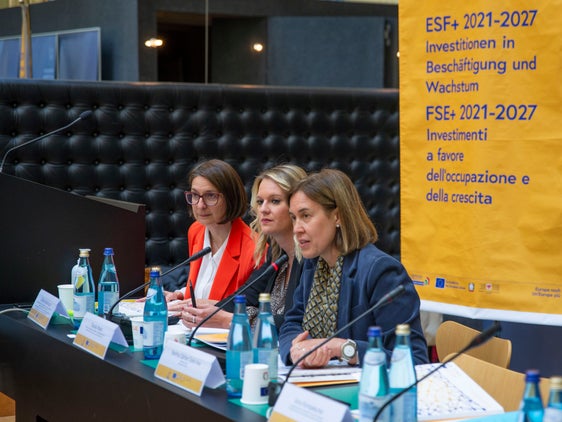 La direttrice di Ripartizione, Martha Gärber (1° da destra): "Il FSE rende possibili misure per l'equilibrio sociale e le pari opportunità" (Foto: ASP/Fabio Brucculeri)