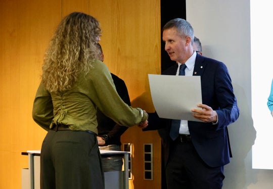 Tourismuslandesrat Luis Walcher überreichte die Diplome und würdigte die neuen Skilehrerinnen und Skilehrer als wichtige Botschafter Südtirols. (Foto: LPA/Ressort Land- und Forstwirtschaft und Tourismus/Sabine Pitscheider)