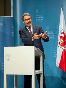 Il presidente altoatesino Kompatscher ha parlato del rapporto di sintesi del Gruppo intergovernativo di esperti sul cambiamento climatico, di cui Georg Kaser ha riferito durante la consueta seduta del martedì dell'esecutivo (Foto: ASP/Fabio Brucculeri)