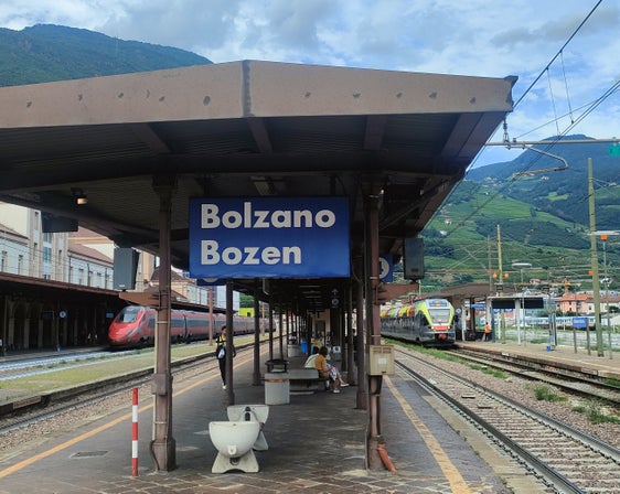 Sicherheit für Fahrgäste und Mobilitätsinfrastrukturen sollen Videoüberwachungssysteme bringen, die in den kommenden Jahren an 55 Bahnhöfen installiert werden. (Foto: LPA/Alessandro Veronesi)