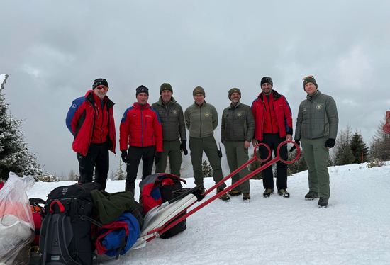 Verhalten im Notfall, Alarmierung der Rettungskräfte über den Notruf 112, Erste-Hilfe-Maßnahmen im Winter und Betreuung im Notfall, Lawinen-Verschütteten-Suche, Ausrüstung im Winter und Kameradenrettung: Das wurde den Schülerinnen und Schülern von Förstern und Mitgliedern des Bergrettungsdienstes vermittelt. (Foto: LPA/Forstinspektorat Brixen)