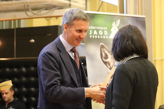 Gratulation zur Erlangung des Jagdbefähigungsnachweises: Forstwirtschaftslandesrat Luis Walcher mit einer der neuen Jägerinnen. (Foto: LPA/Maja Clara)
