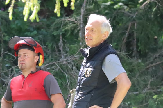 Instruktor Christian Holzknecht (links) und Organisator Paul Zipperle vom Landesamt für Forstverwaltung, der vom ersten Kurs vor fast 30 Jahren an dabei ist. (Foto: LPA/Maja Clara)