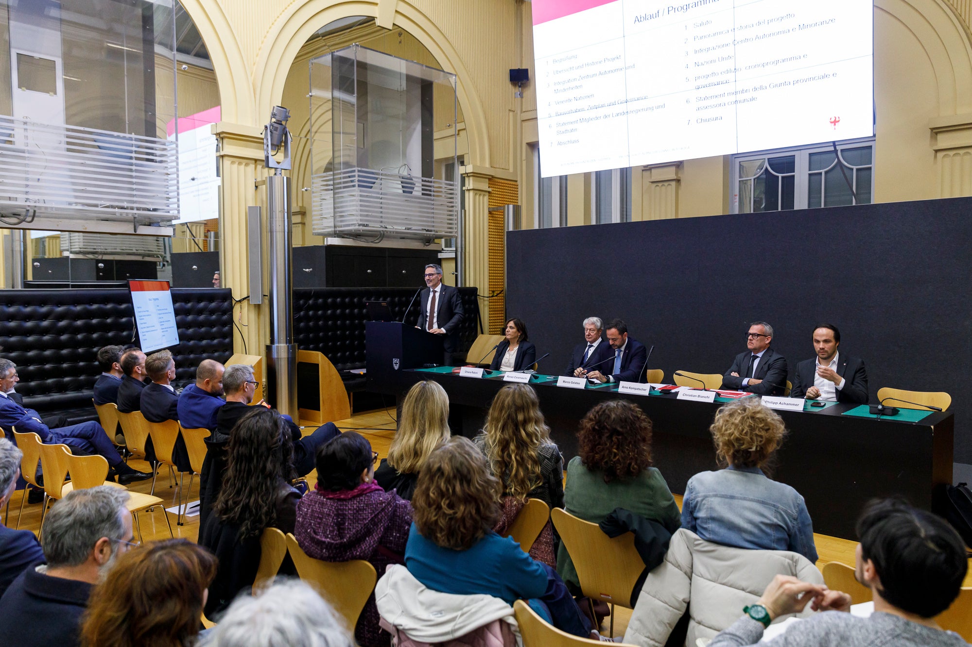 Il presidente della Provincia Arno Kompatscher (da sinistra), l'assessore comunale alla Cultura Chiara Rabini, il sindaco Renzo Caramaschi e gli assessori provinciali Marco Galateo, Christian Bianchi e Philipp Achammer hanno presentato il previsto Centro per le biblioteche, l'autonomia e le minoranze a circa 80 collaboratori. (Foto: USP/Tiberio Sorvillo)