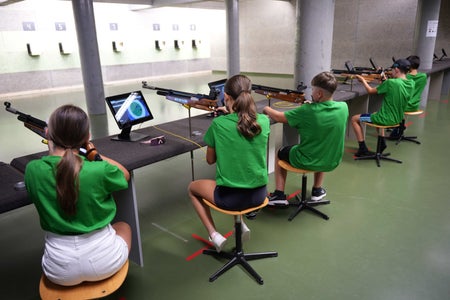 Il tiro sportivo è, insieme al tennis, all'arrampicata, al beach volley, allo spikeball e al rugby, uno degli sport che i giovani appassionati di sport dei tre territori dell'Euregio potranno praticare fino al 19 luglio. (Foto: Euregio)