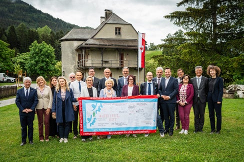 Conclusione simbolica dell’Anno dei Musei Euregio 2025: i rappresentanti del coordinamento dell’Anno dei Musei hanno consegnato la bandiera itinerante all’Assemblea dell'Euregio. (Foto: Land Tirol/Fitsch)
