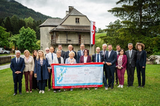 Conclusione simbolica dell’Anno dei Musei Euregio 2025: i rappresentanti del coordinamento dell’Anno dei Musei hanno consegnato la bandiera itinerante all’Assemblea dell'Euregio. (Foto: Land Tirol/Fitsch)
