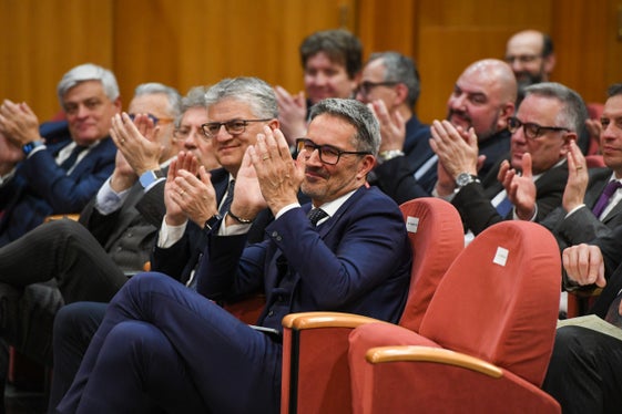 Il presidente della Provincia ha applaudito l'intervento del collega Renzo Testolin. L'evento ha visto anche gli interventi del presidente del Consiglio della Valle d’Aosta Alberto Bertin e del presidente del Consorzio degli enti locali della Valle d’Aosta Alex Micheletto. (Foto: Ufficio stampa Regione autonoma Valle d'Aosta)