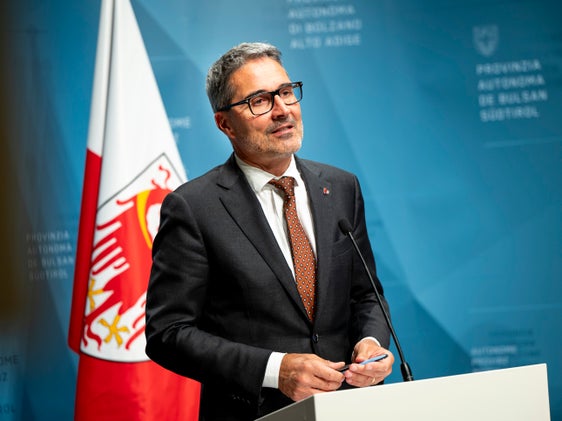 L presidënt dla Jonta provinziela de Bulsan Arno Kompatscher nvieia duc chiche à dërt de lita de se nuzé ativamënter de chësc mesun. (Foto: USP/Fabio Brucculeri)