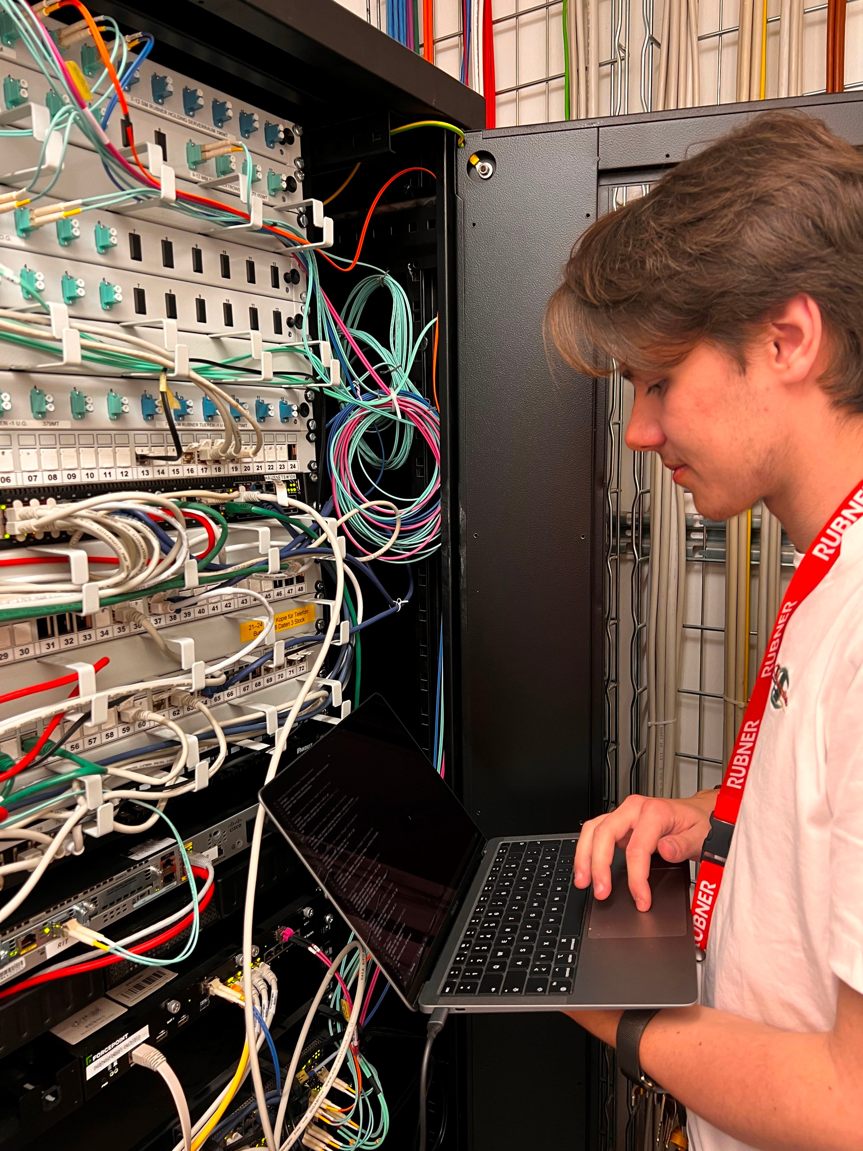 Philipp Lechner sta diventando un esperto di tecnologia dell'informazione (Foto: Rubner AG)