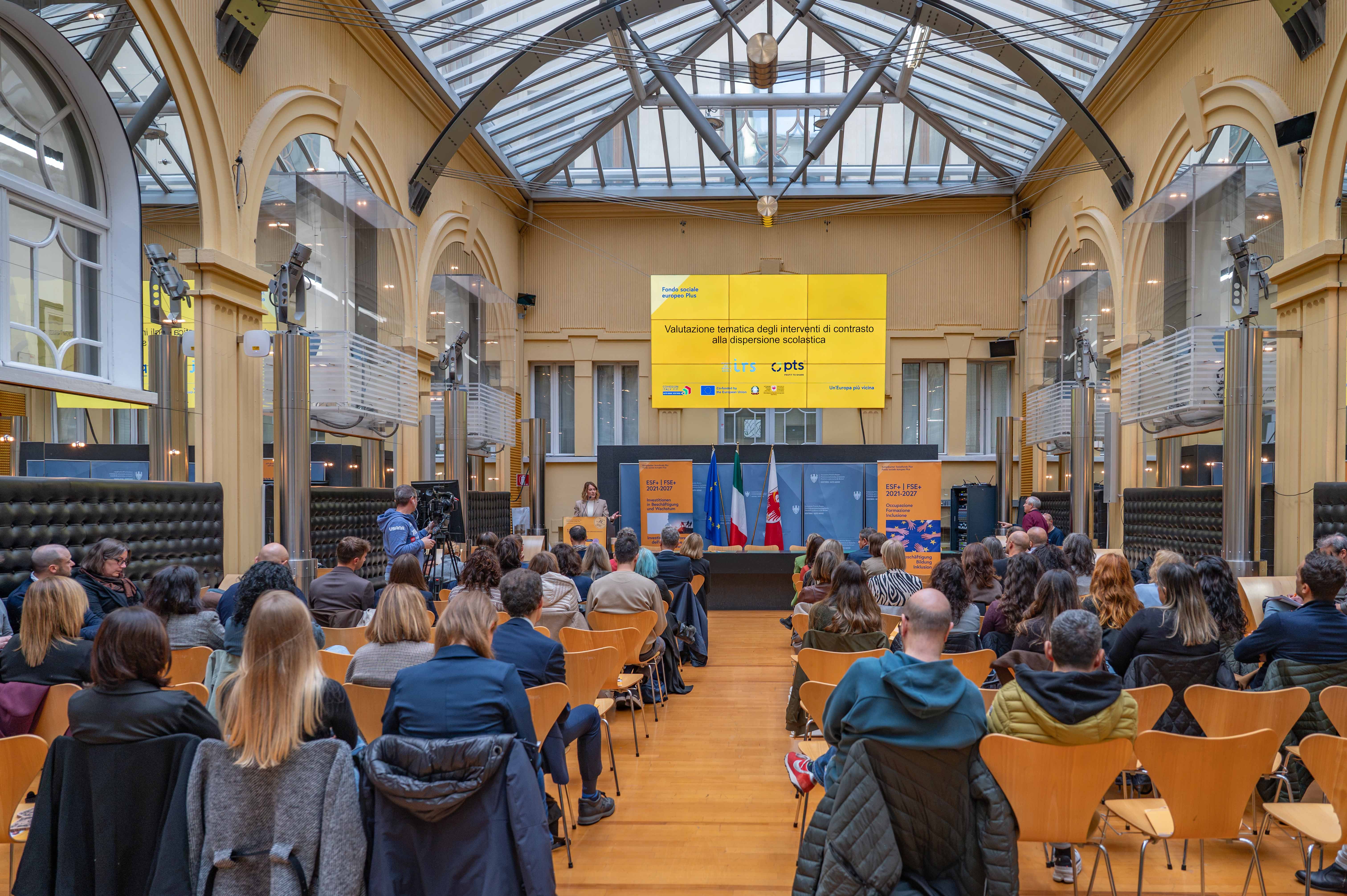 Nell’ambito dell’iniziativa “S.T.A.Y. in School” sono stati realizzati 9 progetti nelle scuole dell’Alto Adige. A tal fine, il Fondo sociale europeo Plus ha messo a disposizione della Provincia autonoma di Bolzano 21 milioni di euro. Il 22 ottobre le iniziative sono state presentate nel cortile interno di Palazzo Widmann. (Foto: USP/Greta Stuefer)