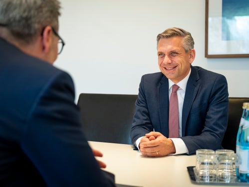 “Il colloquio ha dimostrato quanto siano strettamente legate molte questioni economiche e sociali. L'Alto Adige può svolgere un'importante funzione di ponte in questo senso”, ha affermato il presidente della Provincia Arno Kompatscher (di spalle). (Foto: USP/Fabio Brucculeri)
