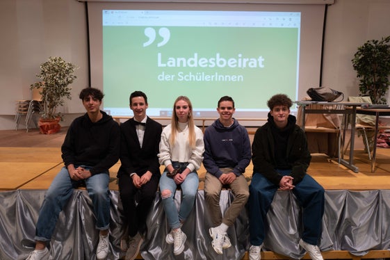 Der neu gewählte Vorstand des Landesbeirates der Schülerinnen und Schüler mit (v. l.) Timo Kompatscher (Vorsitzender), Georg Rabanser (Stellvertreter), Franziska Plunger, Simon Wachtler, Kassian Kastlunger (Foto: LBS)