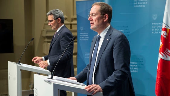 Der Tausch der Eigentumsanteile unterstreicht den europäischen Geist der gemeinsam genutzten Europahütte, betonen Landeshauptmann Kompatscher (l.) und Landesrat Bessone. (Foto: LPA/Fabio Bruccueri)