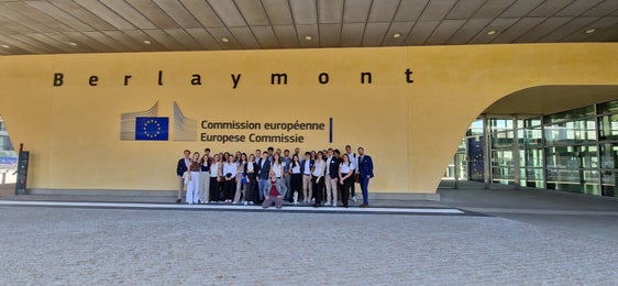 Foto di gruppo davanti a uno degli edifici più importanti dell'UE, la sede della Commissione europea nel Palazzo Berlaymont (Foto: Euregio)