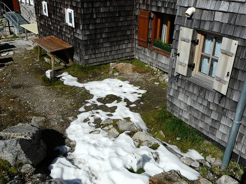 il confine che delimita il rifugio Europa, riconoscibile dalle due pietre (Foto:  Whgler – Eigenes Werk, CC BY-SA 3. 0, https://commons. wikimedia. org/w/index. php?curid=35913092)