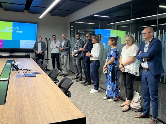 Durante il colloquio con il personale amministrativo al Park Edison (da sinistra a destra): Lukas Raffl, Samuel Vieider, Martin Matscher, Luca Armanaschi, Christian Kofler, l’assessore provinciale Hubert Messner, Elisabeth Montel, Laura Schrott e Johannes Ortler. (Foto: USP/Viktoria Huber)