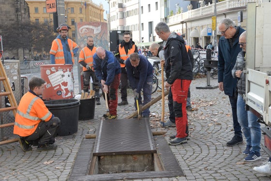 Unter dieser Abdeckung befinden sich eineinhalb Meter tief die Eisenklammern, die den Baumstamm fixieren: Tischler und Gärtner der Gemeinde Bozen bereiten alles für die Ankunft des Christbaums vor. (Foto: LPA/Maja Clara)