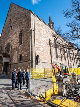 Lokalaugenschein an der Baustelle vor dem Bozner Dom: Mit dem&nbsp;Fernheizwerk Bozen&nbsp;können aktuell über 25.000 Tonnen CO₂-Emissionen pro Jahr eingespart werden. (Foto: LPA/Fabio Brucculeri)