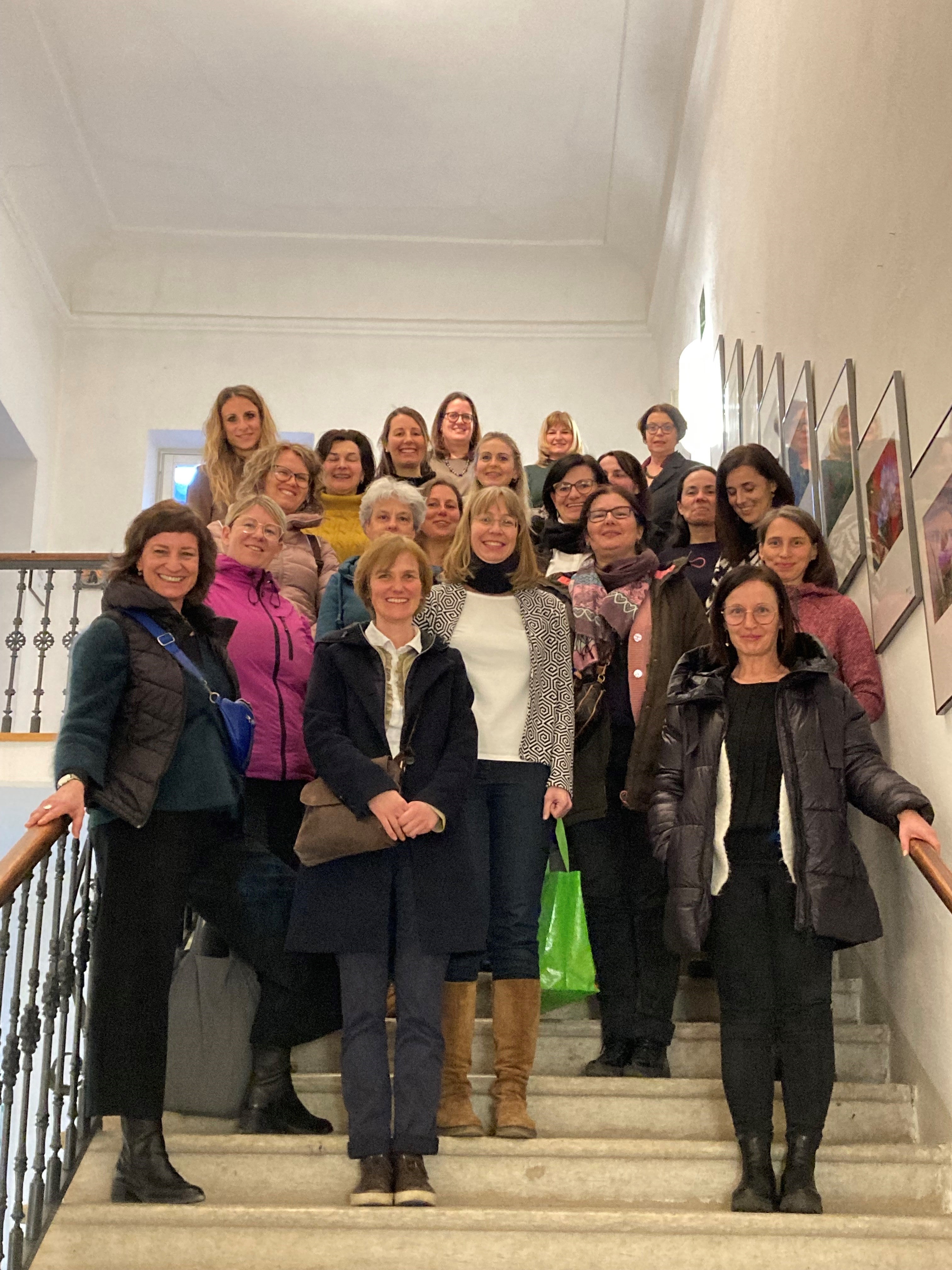 Silvia Degasperi, Paula Falk, Paula Helene Gasteiger, Barbara Gstrein, Priska Gufler, Elisabeth Haller, Jutta Kroess, Ursula Pattis, Lydia Perkmann, Annelies Planatscher, Tamara Premstaller, Paula Sattler, Gerlinde Taschler, Michaela Telser und Maria Theresia Wieser haben die Kursfolge absolviert. (Foto: LPA/Bildungsdirektion)