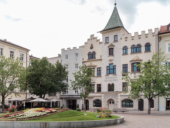 Mit der von der Landesregierung am 31. Juli genehmigten Durchführungsverordnung wird die Abrechnungsmodalität für die Finanzierung von Investitionen der örtlichen Körperschaften vereinfacht: im Bild das Rathaus von Brixen. (Foto: LPA)