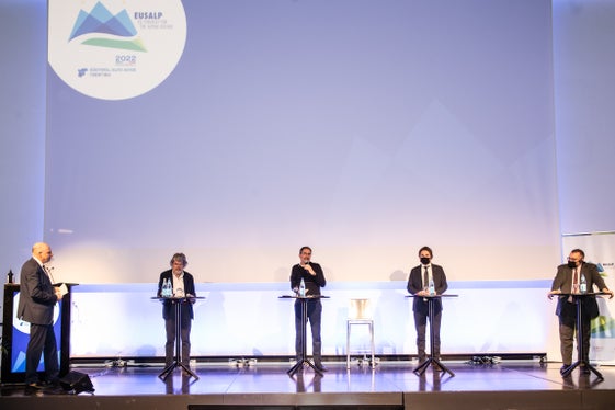 I partecipanti alla conferenza stampa odierna: (da sinistra) Andreas Pfeifer, Reinhold Messner, il presidente Kompatscher, l'assessore Bisesti ed il segretario di Stato francese Giraud. (Foto: ASP/Ivo Corrà)