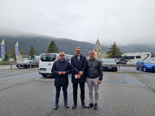 Il sindaco di Curon (a destra), nel corso di un incontro con il presidente Kompatscher (al centro), e l'assessore Bianchi (a sinistra) ha espresso piena soddisfazione per l'avvio dell'iniziativa. (Foto: USP/Gianluca Crocco)