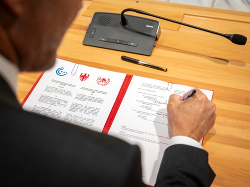 Landeshauptmann, Landesfeuerwehrverbandspräsident und Gemeindenverbandspräsident haben am 14. Oktober das Einvernehmensprotokoll bezüglich der Fahrzeuge der Freiwilligen Feuerwehren im Sitzungssaal der Landesregierung im Landhaus 1 in Bozen unterzeichnet. (Foto: LPA/Fabio Brucculeri)