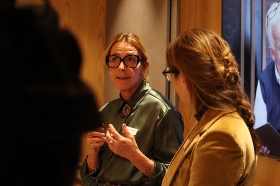 Hat sich als 1. von derzeit 13 Betrieben das Beratungsangebot Erfolgreich regional ins Haus geholt: Ulrica Rubatscher vom Restaurant Plazores in St. Vigil in Enneberg im Gespräch mit Judith Rainer vom Hoteliers- und Gastwirteverband HGV. (Foto: LPA/Maja Clara)