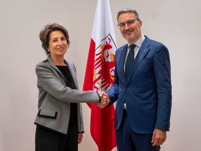 Il presidente Arno Kompatscher si congratula con Michaela Mahlknecht per il suo nuovo ruolo di caporedattrice di Rai Südtirol (Foto: ASP/Fabio Brucculeri)