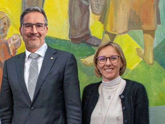 Alla vigilia del 1° maggio, il presidente della Provincia Arno Kompatscher e l'assessora provinciale al Lavoro Magdalena Amhof esprimono i loro auspici e le ambizioni della Giunta provinciale in tema di lavoro, salari adeguati e alloggi a prezzi accessibili (Foto: ASP/Greta Stuefer)