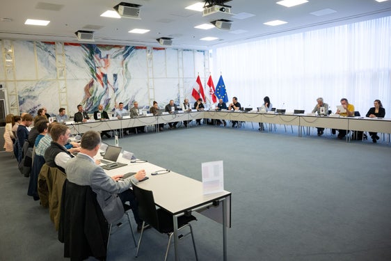 Am Expertinnen- und Expertentreffen zu Wolf und Bär im Alpenraum, das vom Land Vorarlberg in Bregenz organisiert wurde, nahmen auch die Fachleute des Amtes für Wildtiermanagement des Landes Südtirol teil. (Foto: Land Vorarlberg/A. Serra)
